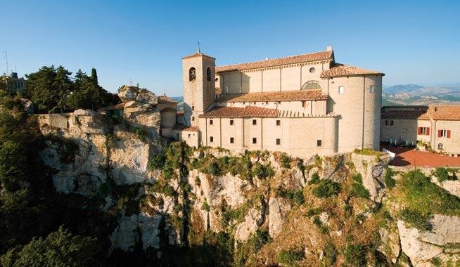 PATRIMONIO MONDIALE Nelle caratteristiche piazzette e sotto i portici di Borgo Maggiore secondo un antica tradizione si svolge ancora regolarmente, ogni giovedì, il mercato.