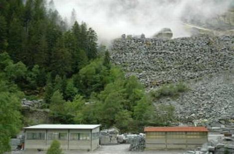 L'opzione di far brillare il pendio pericolante, che si trova sul versante destro della valle, è stata esclusa per ragioni di sicurezza. ATS 24 maggio 2007-17.