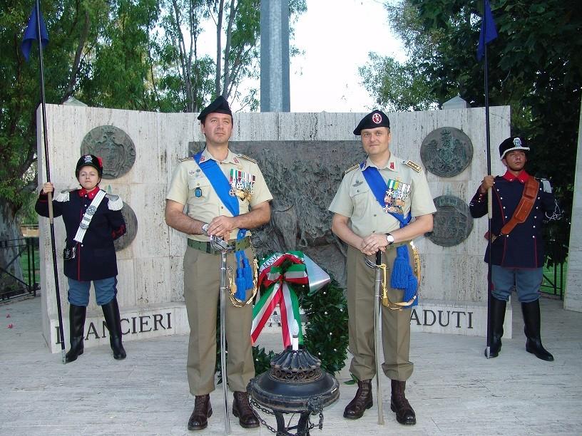 Pagina 2 (Aosta - Continua da pagina 1) Alla presenza dello Stendardo e dei reparti schierati si è tenuto l avvicendamento dei Colonnelli forieri di 238 anni di storia e di tradizioni.