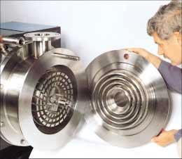 Il Mulino Multishear differisce dai mixer In-Line standard in quanto il suo rotore consiste in una serie di tre o quattro rotori concentrici finemente lavorati che girano dentro una serie di tre o