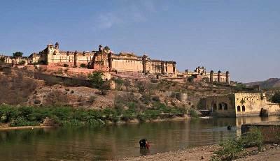 affaccia sul fiume Yamuna iniziata dall imperatore Akbar e poi ampliata dai successivi imperatori.