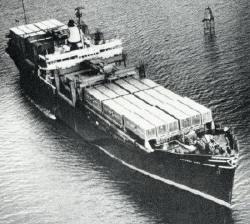 Nel 1957 la prima nave portacontenitori vera e propria (ossia a cellule), di capacità 226 TEU, la Gateway City, iniziò ad operare sulla rotta fra Newark e Miami. Fonte:http://www.georgesharp.