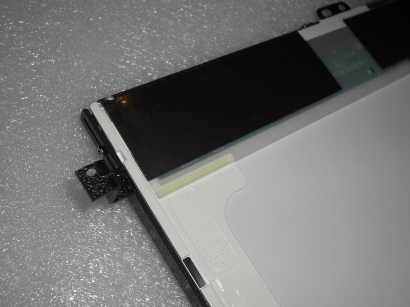 di OEM. L'adattatore con lo spazio gamba superiore deve essere montato sul lato "destro" del LCD.