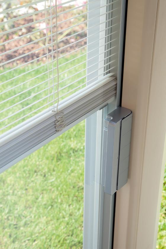 The integrated Venetian blind has the advantage of being positioned inside the glass. The blind is therefore protected from the weather and dust.