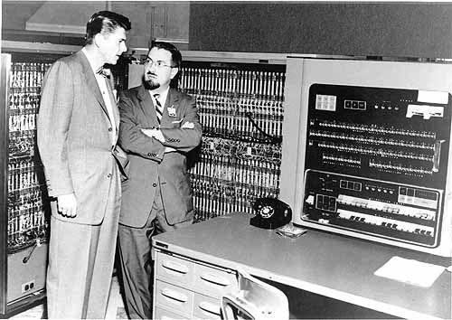 BREVE STORIA DEI COMPUTER Inizialmente il computer è definito come: Uno strumento per l'esecuzione di dati secondo una sequenza di istruzioni (programma)