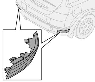 Svitare le viti con un cacciavite. Staccare il vetro con cautela. Montare una nuova lampadina.