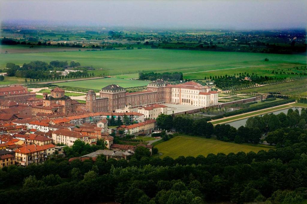 La Venaria Reale La storia Il complesso della Venaria Reale è un unicum ambientale-architettonico dal fascino straordinario, uno spazio immenso, vario e suggestivo, dove il visitatore non può che