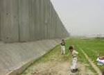 Il Muro della Vergogna. Nell aprile del 2002 iniziò la costruzione del muro dell apartheid che si sarebbe snodato per oltre 700 Km.