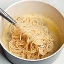 7 In una casseruola soffriggere un pizzico di aglio macinato NNML con 2 cucchiai di olio, poi aggiungere le