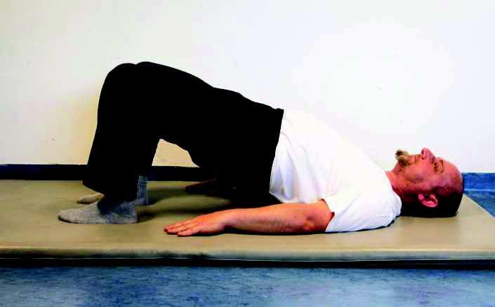 Facilita alcune attività come spostarsi nel letto Supini su un tappetino da palestra, schiena allineata, braccia lungo i fianchi Flettere le ginocchia, alla larghezza delle anche, fino ad
