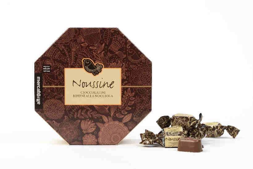 Cioccolatini Noussine ripieni con crema alla nocciola Codice: 176 Peso: 280 g Prezzo consigliato al pubblico (IVA 10% inclusa) Minimo: 7,20 Massimo: 8,65 Confezione: 6 pz Settore: S3 % ingredienti