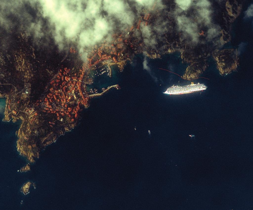 Questa bella foto aerea mostra la posizione della Costa Concordia, affondata a poche centinaia di metri dal porto di Giglio Paese Il recupero degli idrocarburi, eseguito dall Associazione Temporanea