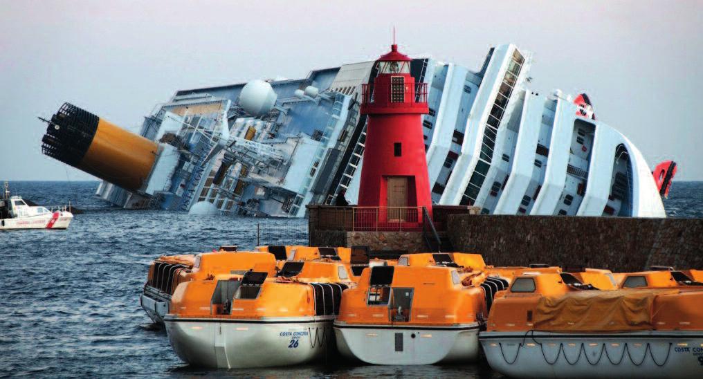 In primo piano, le lance di salvataggio della Costa Concordia recuperate dopo essere state filate a mare durante l incidente del 13 gennaio 2012; in secondo piano, oltre il fanale, il transatlantico