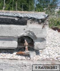In alcuni casi il collasso di pannelli potrebbe essere stato determinato dal martellamento degli elementi di copertura o degli stessi pilastri o ancora, in corrispondenza degli spigoli, dei pannelli