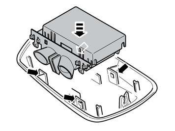 2 Staccare il carter nella parte posteriore del pannello del tetto facendo cautamente leva con un piegatore. Il carter è fissato con due ganci.