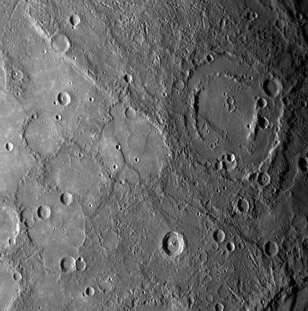 La sua superficie è ricoperta di crateri, anche a causa della mancanza di un'atmosfera che possa attutire