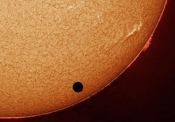 Come Mercurio, Venere transita talvolta davanti al Sole Il transito di Venere sul Sole