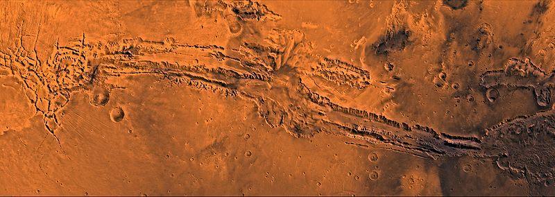 E le Valles Marineris (così battezzate in onore della sonda spaziale Mariner 9) sono un vasto sistema di valli situate nei pressi Nel loro complesso, le valli raggiungono i 4000 km di lunghezza, i