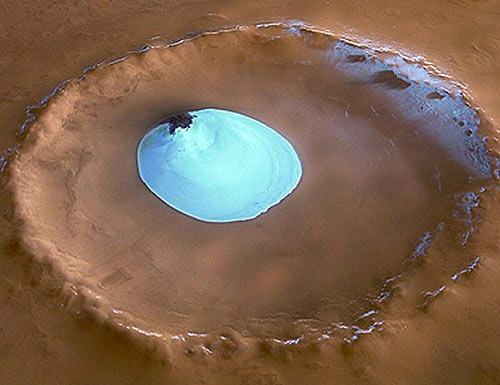 Attualmente la presenza di acqua allo stato liquido è impossibile su Marte a causa della sua pressione atmosferica eccessivamente bassa (salvo in zone di elevata depressione e per brevi periodi di