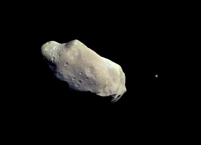 I due satelliti di Marte sono probabilmente asteroidi catturati al pianeta: un asteroide (a volte chiamato pianetino) è infatti un corpo celeste simile per composizione a un pianeta terrestre ma più