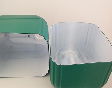 Imballaggi La prima tanica in plas%ca riciclata omologata per il