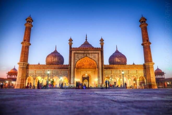 Si visiterà visita della vecchia Delhi in risciò: Jama Masjid, la più grande moschea dell Asia e il Raj Ghat, luogo di cremazione del Mahatma Gandhi. Pranzo in corso di escursione.