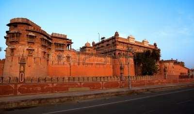 11 Giorno -13 ottobre: Chomu Bikaner 10 Giorno -12 ottobre: Jaisalmer / Bikaner Pensione completa. Trasferimento in pullman a Bikaner (6 ore circa). All arrivo, sistemazione nelle camere riservate.