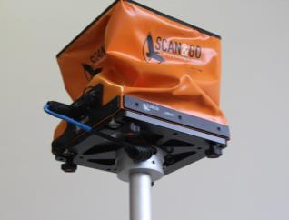 2 FASE Montaggio del livellatore sulla testa del palo e dei suoi accessori (batteria e