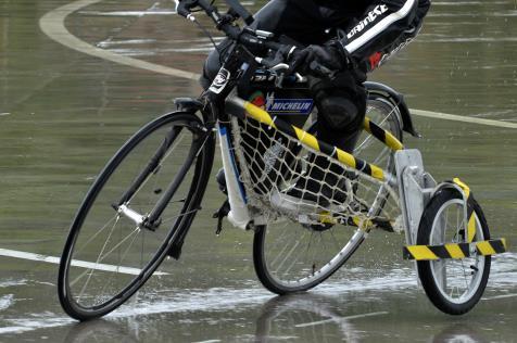 3. Test oggettivi e soggettivi su pista e strada condotti internamente ed esternamente - Una bicicletta sviluppata per testare l aderenza trasversale su superficie bagnata Durante lo sviluppo del