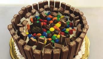 KitKat + M&M Cake Pan di spagna, chantilly