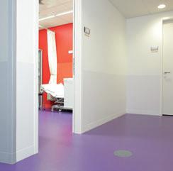 Le piastre di protezione per pareti a mezza altezza Battericida nel corridoio di un ospedale.