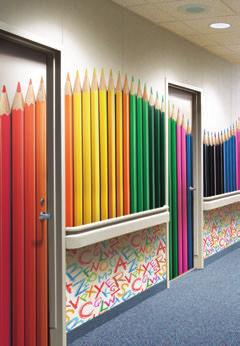 Le piastre a tutta altezza by Design decorano e proteggono la parete del corridoio di questo ospedale per bambini.