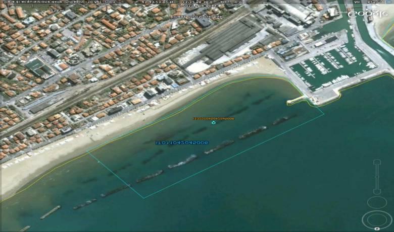 La zona circostante alla spiaggia è costituita da insediamenti urbani e turistici con passaggio di linea ferroviaria e dalla zona ripariale della foce del fiume Misa.