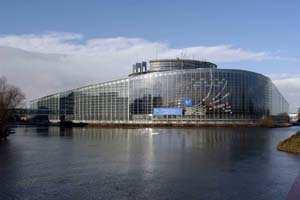 Il Parlamento europeo si riunisce: a Strasburgo tutti i mesi (in 12 sessioni plenari), a Bruxelles (in
