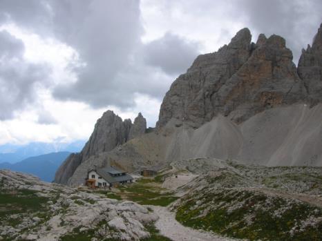 al rifugio Comici-Zsigmondy (2224 m), prima di intraprendere l ultima salita sotto la parete nord della Croda dei Toni per raggiungere forcella Giralba (2431 m).