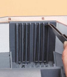 Incolla i fili da 40 mm a circa 1 mm di profondità nelle rientranze alle due estremità della parete
