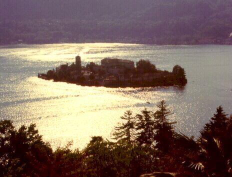 L'isola è distante appena 400 m da Orto San Giulio, si raggiunge in motoscafo partendo da piazza Motta. Gran parte dell'isola è occupata da un ex seminario.