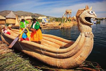 visitatori: chiamati anche tribù dell acqua, vivono su isole di canna di totora (giunco), che utilizzano anche per le loro capanne e le loro imbarcazioni; vivono