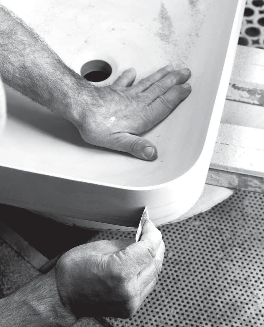 ELEGANCE OFFICINA AZZURRA photographer: Studio21 Da sempre attenta a raggiungere nuovi traguardi nella lavorazione della ceramica sanitaria, AZZURRA propone una serie di lavabi dallo spessore minimo