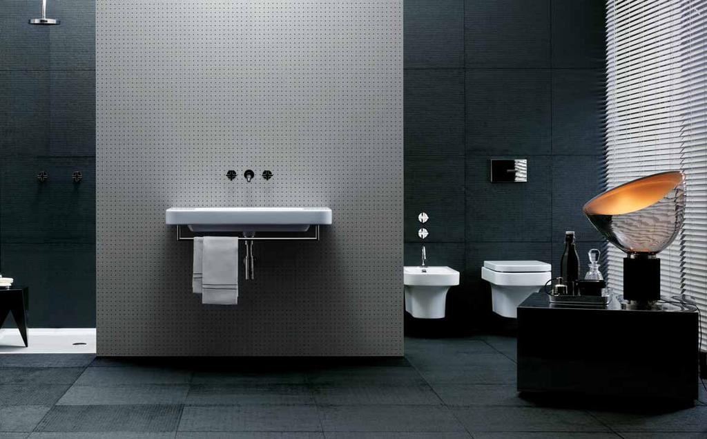 Lavabo sospeso cm 90x48 con portasciugamani cromato. Vaso e bidet sospeso monoforo.