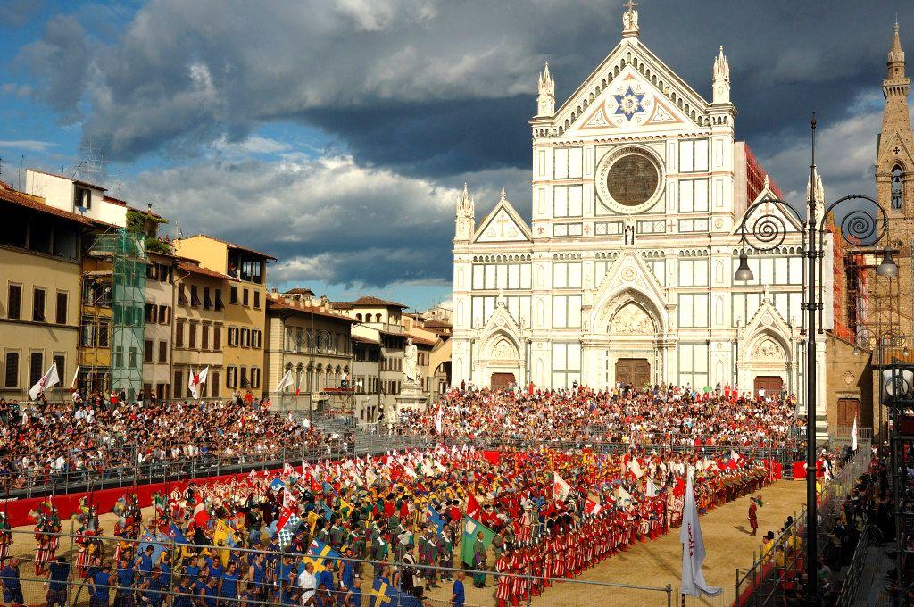 Oltre 550 Personaggi in Abito Storico dell epoca rappresentano la Grande Parata