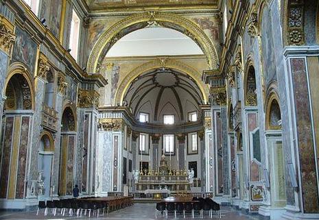 della costruzione della navata centrale. A partire dal 1625 vennero costruite le navate laterali, ad opera di Giovan Giacomo di Conforto.