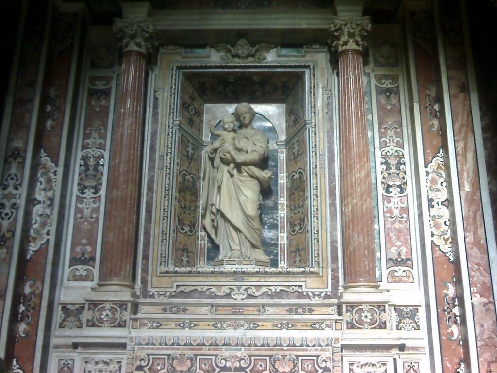 Di particolare interesse, per la bellezza dei rivestimenti parietali a marmi policromi, sono le due cappelle Firrao, di Sant Agata (a sinistra dell abside), realizzata da Dionisio Lazzari in società