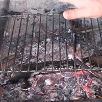 Il fuoco sarà pronto per cuocere la carne quando non ci saranno più fiamme e sopra il carbone si sarà formata una cenere bianca.