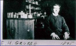 Il primo oncologo radioterapista, Emil Grubbe (1875-1960), trattò la Signora