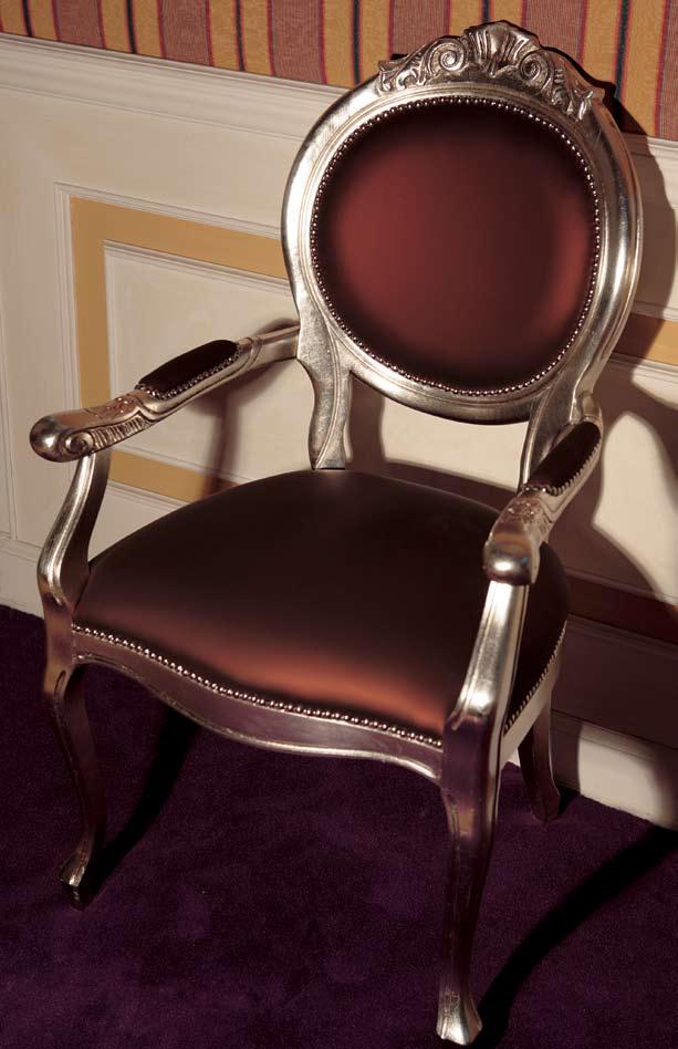 1. sedia Regina Regina chair cod. T-RG-PC-205100 Dim./Dim. 57 X 50 X 102(h)cm 2. sedia Duchessa Duchessa chair cod. T-DU-PO-207100 Dim./Dim. 70 X 65 X 120(h)cm 3. sedia Nunzia Nunzia chair cod.