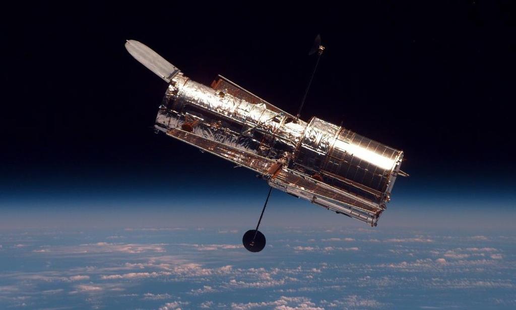 Il telescopio spaziale Hubble Satellite in orbita bassa (~300 Km) Telescopio a doppio riflettore Cassegrain; il primario ha un'apertura di ~ 2.