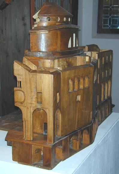 È giusto ricordare che il progetto originale, come è ben dimostrato dal modello di legno conservato nel Museo Parrocchiale, prevedeva una struttura molto complessa (poi non realizzata) in cui erano