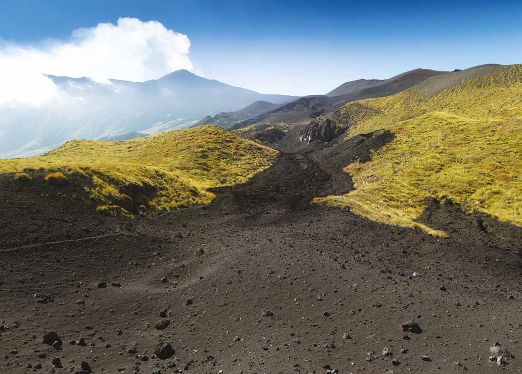 Il Parco dell Etna è una destinazione affascinante in ogni periodo dell anno. Meravigliosi boschi con sentieri adatti ad adulti e bambini.