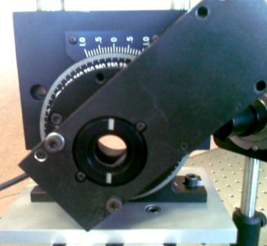 Il fascio prosegue all interno di un PEM (Photo-Elastic Modulator) [3], posizionato ad un angolo di 45 dal fascio laser incidente.